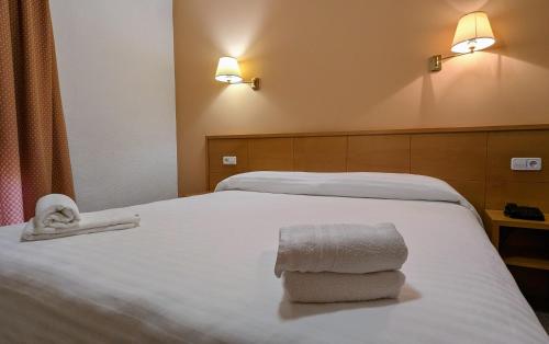 圣胡安·德·阿利坎特桑塔法兹酒店的酒店客房,配有带两条毛巾的床