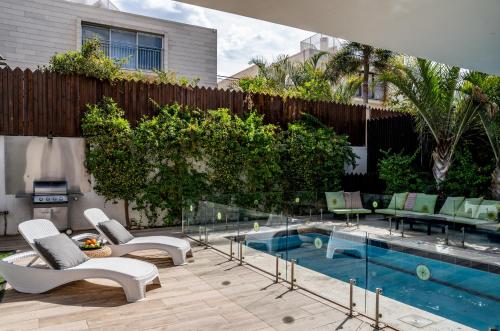 埃拉特Country Villa - Ella Sun的后院设有游泳池、椅子和游泳池