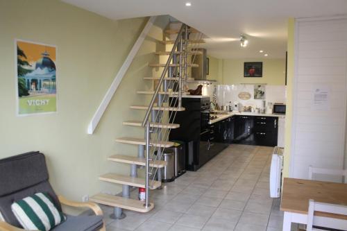 维希L'Escale VICHY的客厅里的厨房设有螺旋楼梯