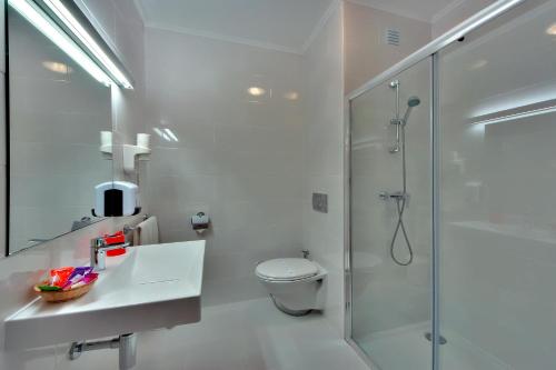 奎特里拉卓地雅阁酒店的带淋浴、盥洗盆和卫生间的浴室