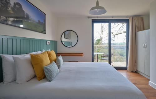 ChittlehamholtThe Mole Resort - Lodges的卧室配有一张带黄色枕头的大型白色床。