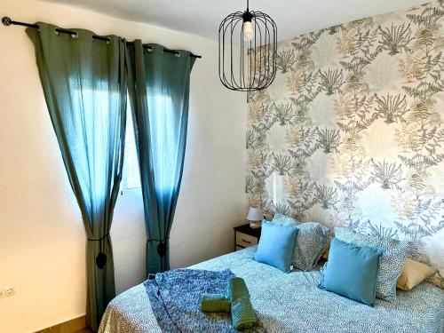 贝莱斯Casa El Barranco By Solymar Holiday的一间卧室配有蓝色的床和蓝色枕头