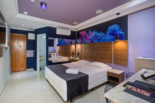 圣保罗Soft Motel - USP的一间卧室设有一张大床,墙上设有鱼缸。
