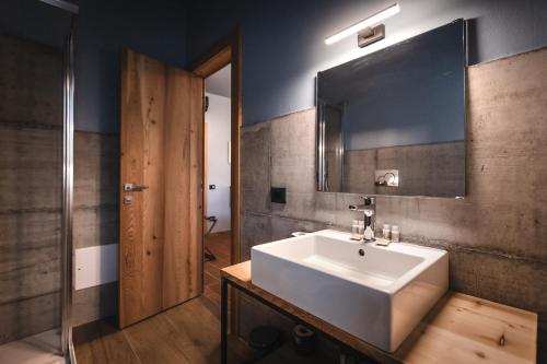 Incisa ScapaccinoLocanda Cossetti Ranch Winery的浴室设有白色水槽和镜子