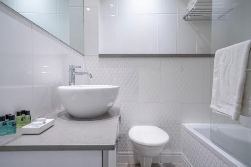 埃拉特Modern Villa-Ella Sun Eilat的白色的浴室设有水槽和卫生间。