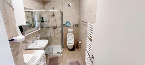 巴尼亚卢卡Extra Apartment town centre的带淋浴、卫生间和盥洗盆的浴室
