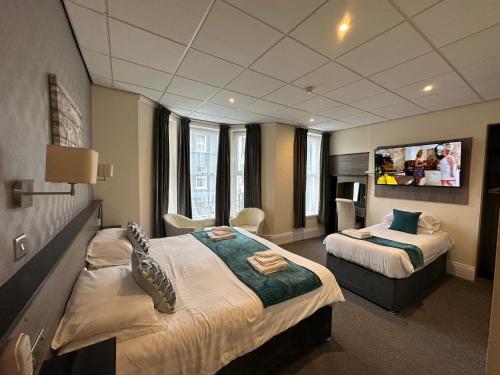 波特拉什港口酒店的酒店客房设有两张床和一台平面电视。