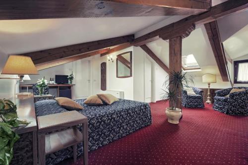 威尼斯卡迪坎普酒店的一间卧室配有一张床、一张桌子和一张沙发