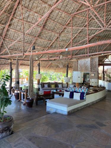 马林迪Lions' Luxury Eco Resort & Spa的度假村内一个带沙发和桌子的大型凉亭