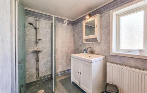 KlövedalNice Home In Lngekrr With Kitchen的带淋浴、盥洗盆和镜子的浴室