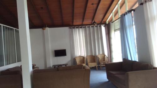 康提Easy Apartment的客厅配有两张沙发和一台电视机