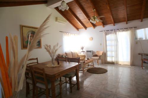 图蓬加托火山La Casa de Alicia的客厅配有木桌和椅子