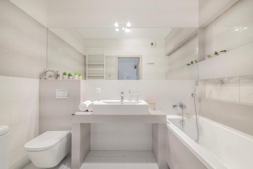 卢布林Easy Rent Apartments - Metropolitan 75的白色的浴室设有水槽和卫生间。