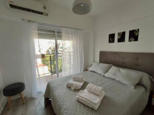 布宜诺斯艾利斯Beautiful apartment in Palermo的一间卧室配有一张大床和毛巾