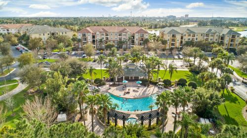 奥兰多环球大道奥兰多租赁度假酒店的享有度假村的空中景致,设有游泳池和棕榈树