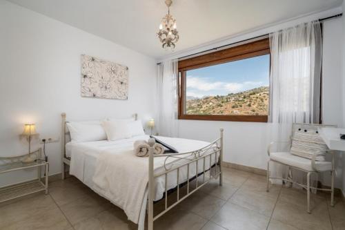 托罗克斯莱卡萨酒店的白色的卧室设有床和窗户