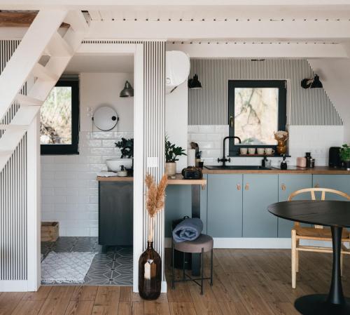 泽拜盖尼Kanyar - Nordic Cabin的厨房配有蓝色橱柜和桌子