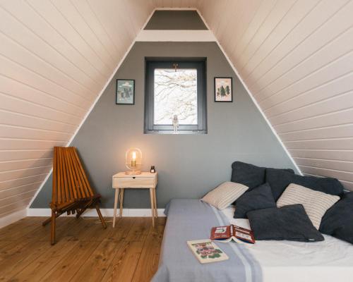 泽拜盖尼Kanyar - Nordic Cabin的带沙发和窗户的客厅