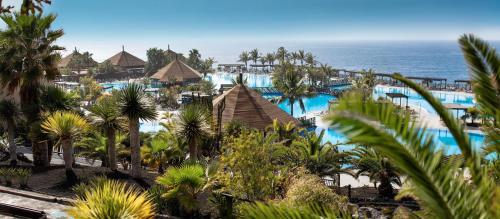 丰卡连特德拉帕尔马La Palma Princess的享有带游泳池和海洋的度假胜地的景致