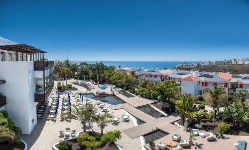 甘迪亚海滩富埃特文图公主酒店的享有度假胜地的空中景致,以海洋为背景