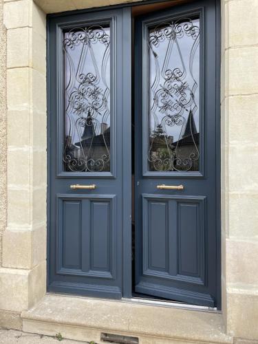 若奈克朗la maison de Martha的大楼内带2扇窗户的蓝色门