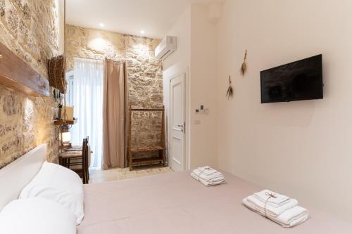 巴里Suite Torre Arcobasso的一间卧室配有一张床,上面有两条毛巾