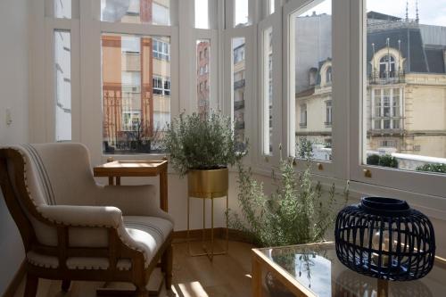 桑坦德Hotel Sol Boutique的客房设有窗户、椅子和桌子。