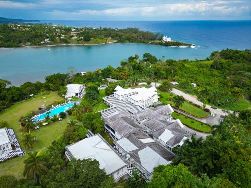 安东尼奥港Jamaica Palace Hotel的享有度假村和海洋的空中景致