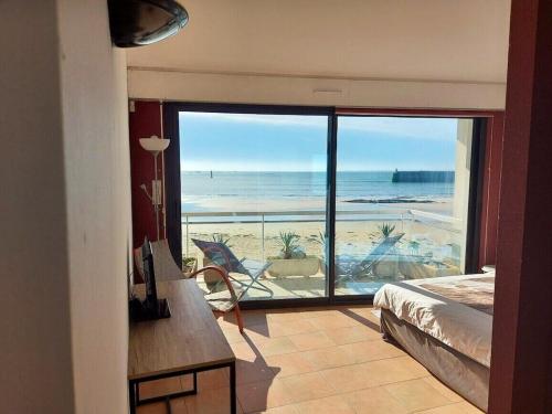 基伯龙Appartement d'une chambre a Quiberon a 200 m de la plage avec vue sur la mer balcon et wifi的卧室享有海滩美景,配有一张床