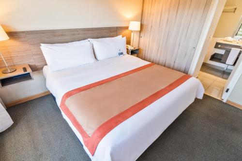 卡拉马卡拉马吉尔公寓式酒店的一间位于酒店客房内的带大床的卧室