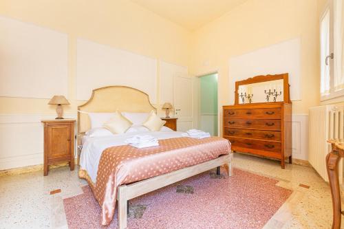 莱切Dimora Le Tre Muse Guesthouse的一间卧室配有一张床、梳妆台和镜子