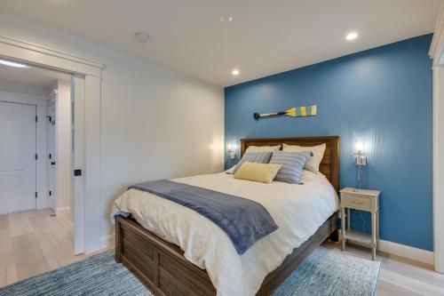 普罗温斯敦Provincetown Vacation Rental Pet Friendly!的一间卧室设有一张蓝色墙壁的大床
