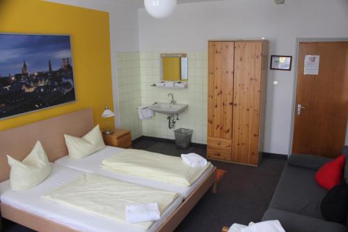 慕尼黑Hotel Pension am Hauptbahnhof的小房间设有床和水槽