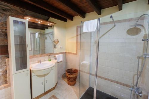 索托德坎加斯埃尔莫利诺乡村酒店的一间带玻璃淋浴和水槽的浴室