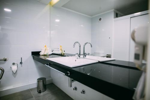 圣地亚哥Hotel HW High Wellness的浴室设有黑色台面和水槽