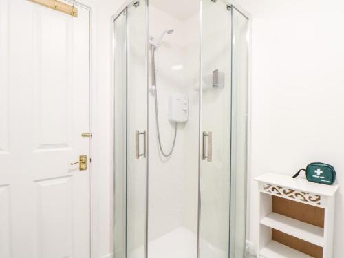 坎伯恩Sandyfeet的浴室里设有玻璃门淋浴