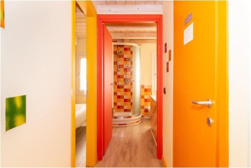 布拉诺岛卡萨诺瓦度假屋的走廊上设有橙色和黄色的墙壁