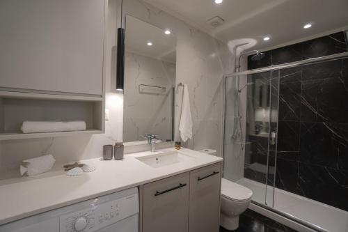 霍拉斯法基翁Jacuzzi maisonette in Sfakia center 'New 2023'的一间带水槽、淋浴和卫生间的浴室
