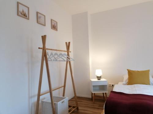 因戈尔施塔特Family and Business Premium Home的一间卧室配有一张床,铺有木地板