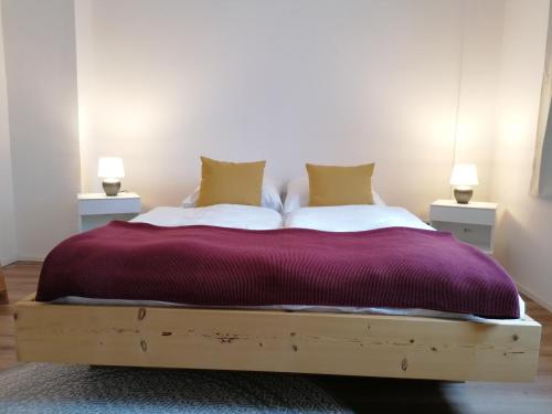 因戈尔施塔特Family and Business Premium Home的一间卧室配有一张带紫色毯子的大床