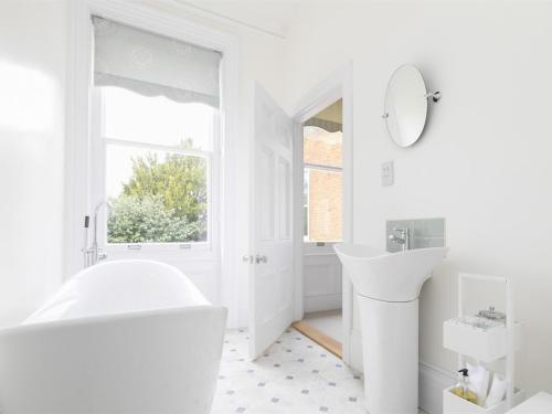 HernehillMount Ephraim B&B的白色的浴室设有浴缸和水槽。