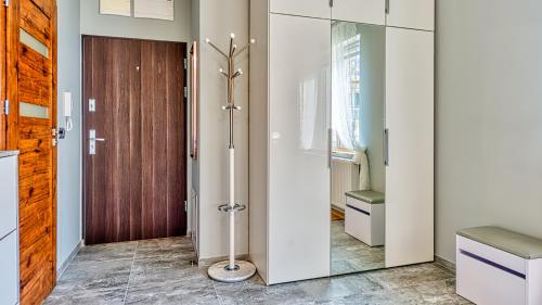 希维拉杜夫-兹德鲁伊Apartament H7 - 5D Apartamenty的浴室设有四柱门和玻璃门