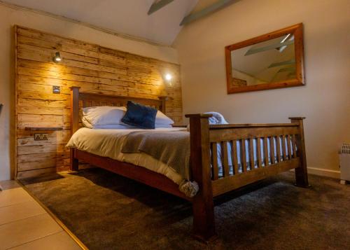 KilmingtonHills Farm Stays的一间卧室配有一张木墙床