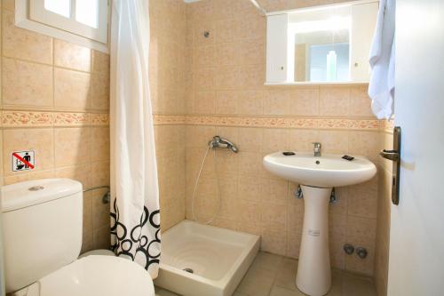 SarlátaIrena Studios & Apartments的一间带卫生间和水槽的小浴室
