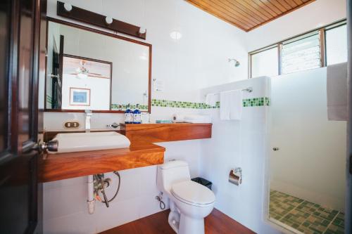 福尔图纳Tilajari Hotel Resort的一间带水槽和卫生间的浴室