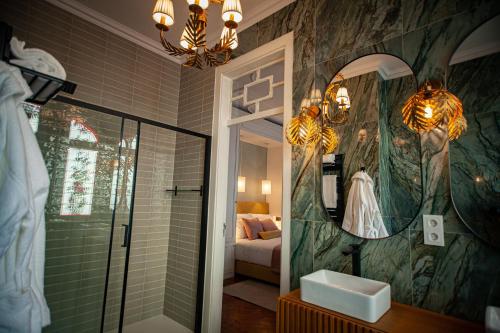 圣马蒂纽·杜·波特Storytellers Palace的带淋浴、盥洗盆和镜子的浴室
