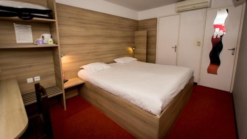 拉克雷奇索罗尼奥尔A83旅馆的一间小卧室,卧室内配有一张床铺