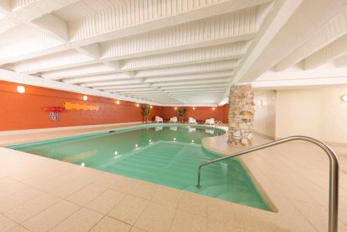 魁北克市北方酒店的一个带室内游泳池的大房间中的游泳池