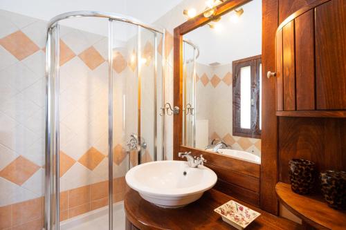 锡蒂亚Maisonette in Roussa Ekklisia的一间带水槽和玻璃淋浴的浴室