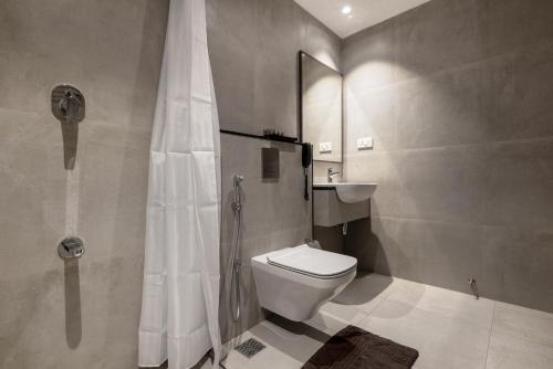 埃尔讷古勒姆Hotel Panoramic的带淋浴、卫生间和盥洗盆的浴室